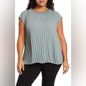 DR2 Pleated Cap Sleeve Blouse w/ Contrast Collar in New Basil Size: 2X